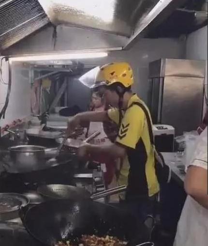 美团小哥正在吃瓜,这瓜保熟吗？